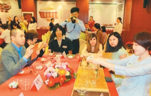 外國(guó)人在京體驗(yàn)茶文化