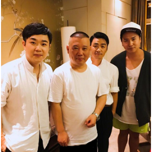 郭德綱曬小伙伴合影，網(wǎng)友稱馬蓉移民王寶強變瘦了