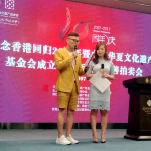 浙江現(xiàn)代畫院藝術(shù)家，熱心公益事業(yè)受好評