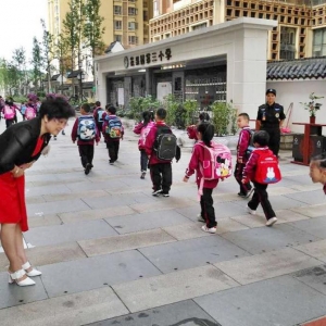 貴陽(yáng)一小學(xué)老師給學(xué)生鞠躬敬禮要成為常態(tài)化，才是在傳承中華民族精髓之舉