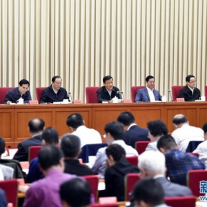 習(xí)近平：堅(jiān)持以人民為中心創(chuàng)作導(dǎo)向 堅(jiān)定人民信心振奮人民精神
