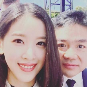 章澤天亮相巴黎時(shí)裝周，粉絲：她稍微一打扮就很驚艷