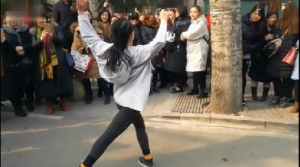 　　考生因身高遭淘汰 在考場(chǎng)外自信跳舞獲得掌聲