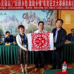回顧?quán)l(xiāng)愁，激勵(lì)鄉(xiāng)情