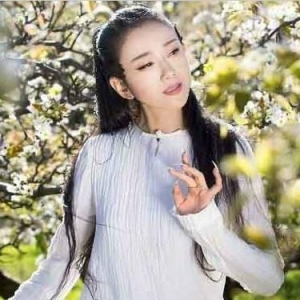 60歲楊麗萍帶來(lái)絢麗舞蹈，謝幕時(shí)的一幕讓人心疼，但她卻保持微笑