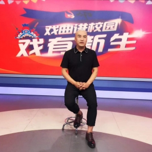《大戲臺(tái)》節(jié)目"戲曲進(jìn)校園"讓?xiě)蚯形幕? class=