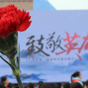 “致敬英雄”，上海社會(huì)各界千余人在龍華烈士陵園祭掃英烈