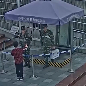 上?；疖囌緢?zhí)勤武警與少年相互敬禮致意的背后，有一個溫暖的故事…… ...