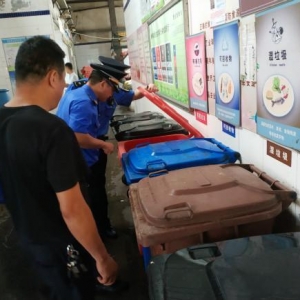 未按要求設(shè)置分類垃圾桶還拒不整改，這家企業(yè)被罰款1500元