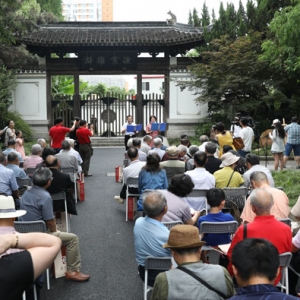 歷史的豐碑——《“華東人民革命大學(xué)賦”紀(jì)念碑揭幕儀式》在復(fù)旦大學(xué)舉行，為黨的生日和祖國(guó)生日獻(xiàn)了一份厚禮，中國(guó)郵政發(fā)行郵資明信片祝賀