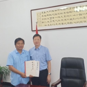 安源區(qū)委副書記、區(qū)長康峰在區(qū)長辦公室親切接見了萍鄉(xiāng)市辭賦學(xué)會巫志剛會長
