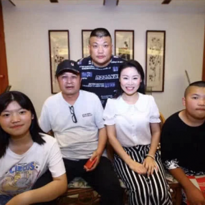 畢福劍與弟子聚會整個人打扮得十分樸素、低調(diào)