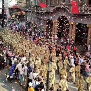 上海影視樂(lè)園首開(kāi)國(guó)慶檔夜場(chǎng)，升級(jí)呈現(xiàn)慶祝上海解放大游行