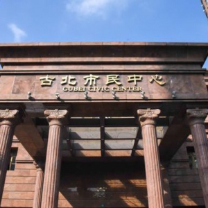 看到老人們在吃飯，總書記風(fēng)趣地說，“你們吃飯，我就不跟你們握手了”