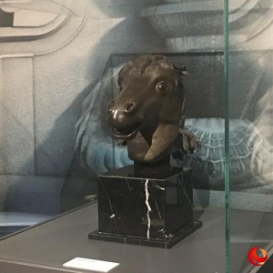 今天，圓明園流失文物馬首銅像回家了