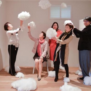 在這個(gè)公廁改造的公共空間，市民和藝術(shù)家共同創(chuàng)作