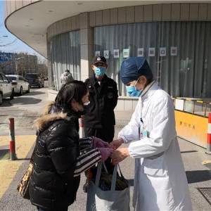 老年患者誰來守護(hù)？醫(yī)院“戰(zhàn)疫快遞員”一天走出10公里