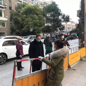 給力！松江區(qū)新橋鎮(zhèn)村鎮(zhèn)辦為開(kāi)放式小區(qū)的防疫工作再上一把鎖