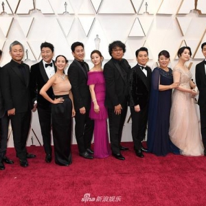 組圖：奉俊昊導演意氣風發(fā) 攜《寄生蟲》主創(chuàng)亮相奧斯卡紅毯