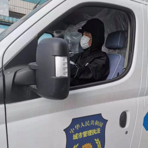 沖鋒前線的松江城管志愿者，執(zhí)法為民，唱響“城管之歌”