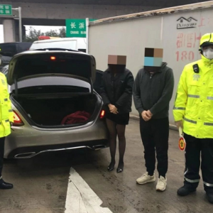 上海首例！一湖北籍女性藏身轎車后備箱，被松江民警查獲！
