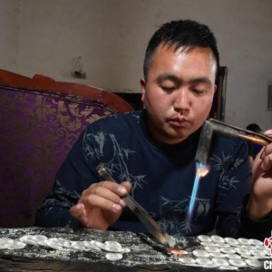 大涼山深處的彝族“銀飾村”：傳統(tǒng)非遺孕致富機遇