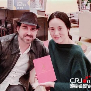 以色列歌手吉拉德與中國歌手哈輝聯(lián)袂演唱歌曲，致敬全世界醫(yī)務工作者