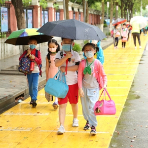 上學(xué)下車、放學(xué)上車？這所小學(xué)為何偏偏推出一條金色步道讓孩子多走一段路