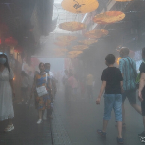 端午小長假首日，上海豫園“滿座”，開啟噴霧消暑……
