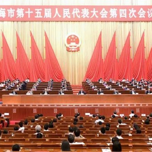 譜寫人民城市新篇章！上海市十五屆人大四次會議閉幕，李強(qiáng)與龔正握手表示祝賀