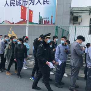 三月春風(fēng)暖人心服務(wù)保障為人民——松江區(qū)城管經(jīng)開區(qū)中隊參與轄區(qū)企業(yè)疫苗接種保障工作