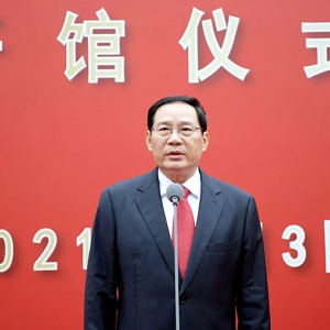 一大會(huì)址與新建展館隔街相望、交相輝映，共同組成中共一大紀(jì)念館
