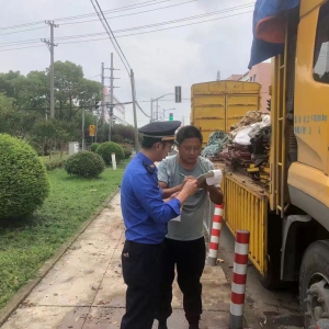 卡車賣了沒地放？小路堆物也不行！ ——松江區(qū)城管經(jīng)開區(qū)中隊及時清除占道堆物