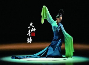 把傳統(tǒng)文化“雅致感”融入服裝——訪《只此青綠》服裝總設(shè)計師陽東霖