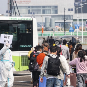 在上海市級(jí)、區(qū)級(jí)方艙內(nèi)，援滬醫(yī)療隊(duì)、本地醫(yī)療隊(duì)夜以繼日奮戰(zhàn) 正循環(huán)！出院出艙數(shù)首超新增數(shù)