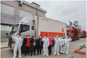 上海市安慶商會常務副會長史一松為在滬鄉(xiāng)親雪中送炭