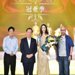 第60屆國際小姐總決賽重要頒獎(jiǎng)——首席合影