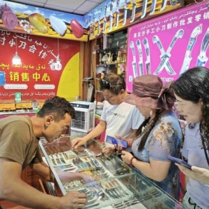 【沿著河湖看新疆】“達(dá)瓦孜、土陶、小刀、模戳印花” 這些年輕人傳承著家鄉(xiāng)的非遺文化
